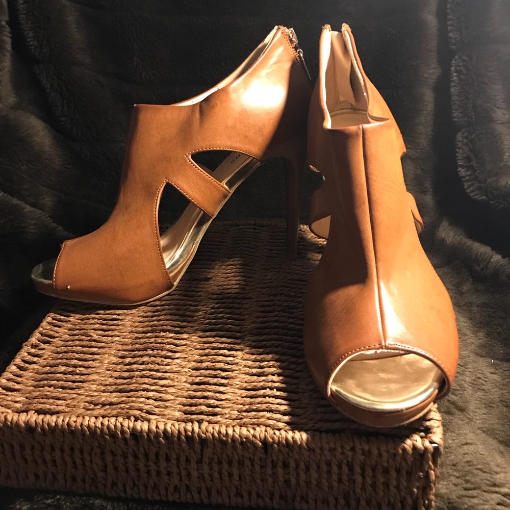 Call it Spring Verilia Shoe w/Zipper in Back brown